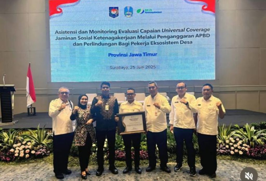 Kepala BPJS Ketenagakerjaan saat mendampingi Pemkab Mojokerto menerima penghargaan tingkat Provinsi Jawa Timur di Surabaya