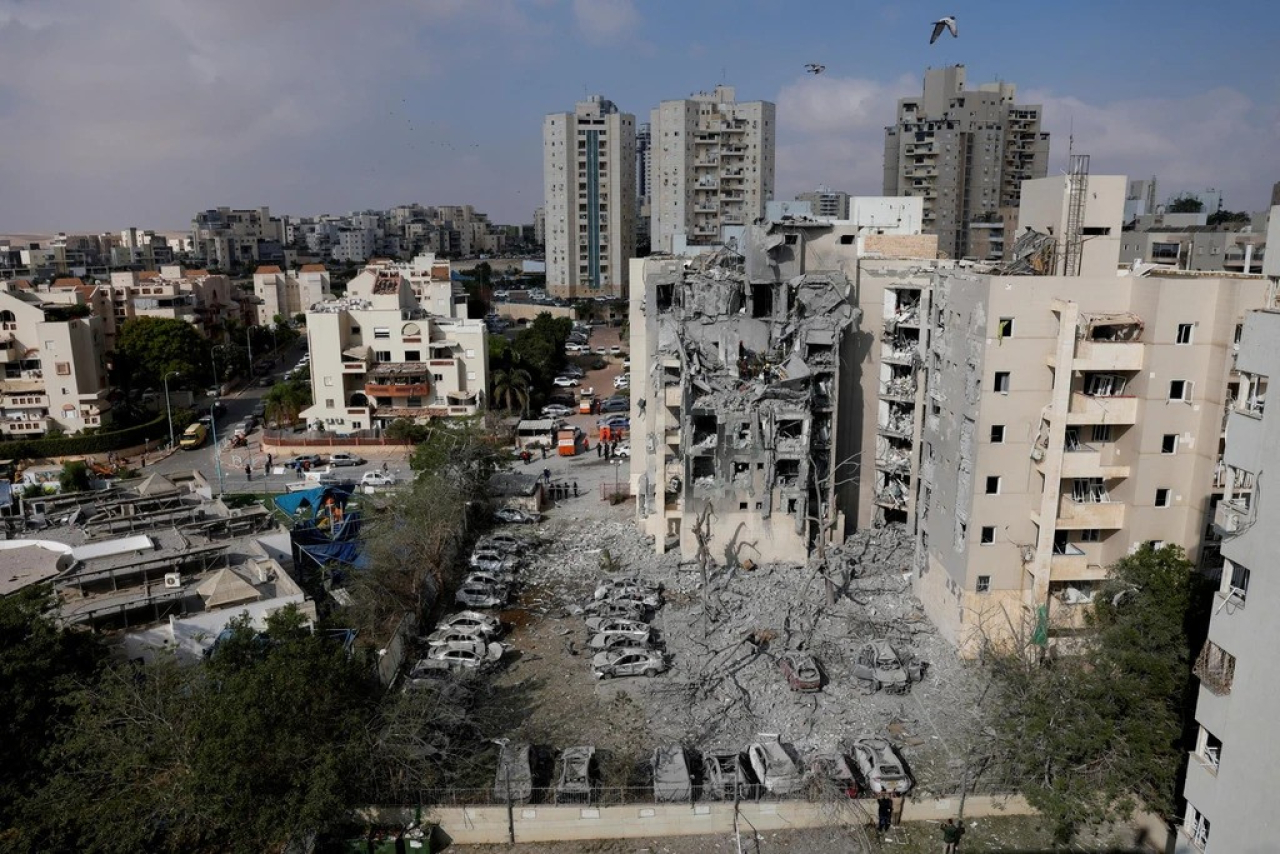 Serangan rudal Iran ke kawasan Israel masih terus diluncurkan, meski Donald Trump mengajak Israel dan Iran untuk melakukan gencatan senjata.