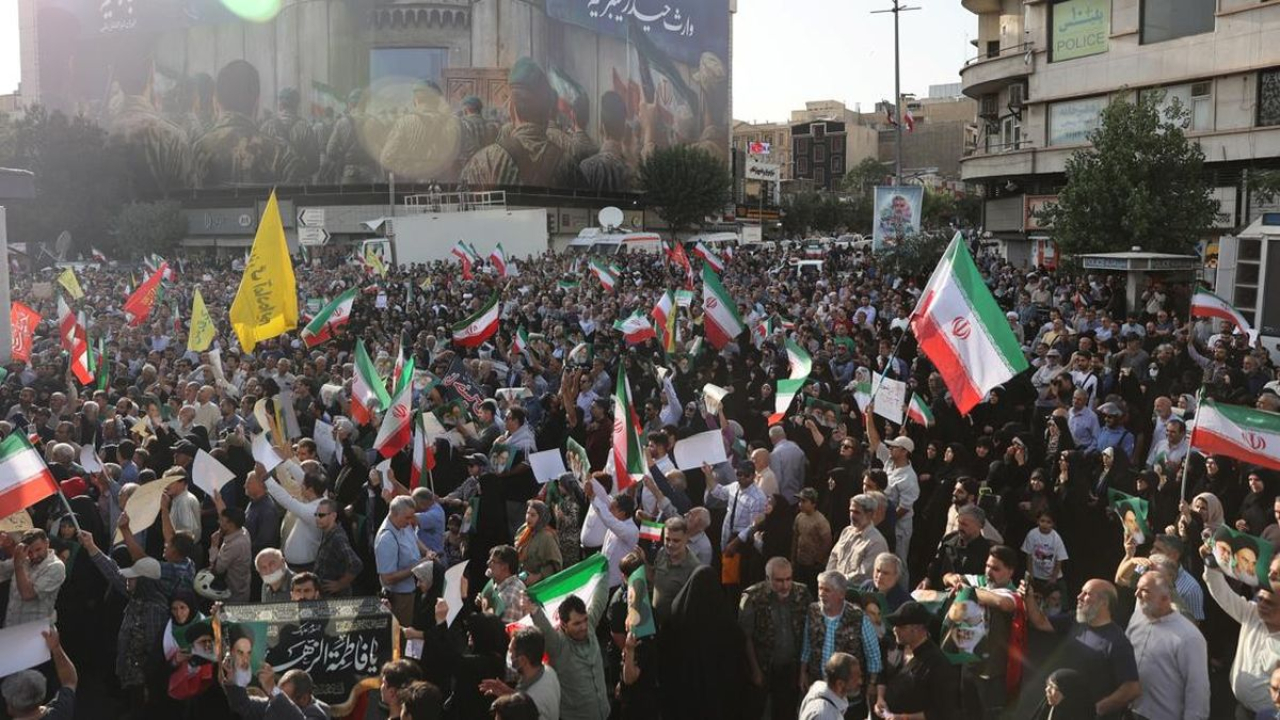 Ribuan rakyat Iran turun ke jalan, mendukung pemerintah dibawah komando Ayatollah Ali Khamenei, untuk membalas serangan Israel dan Amerika Serikat.