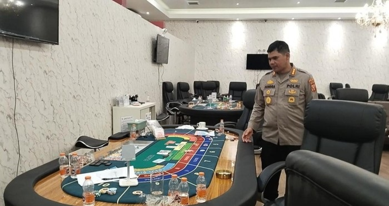 Polda Jabar mengungkap tempat judi kasino berkedok arena olahraga dan karaoke di Kota Bandung dan menangkap 44 tersangka