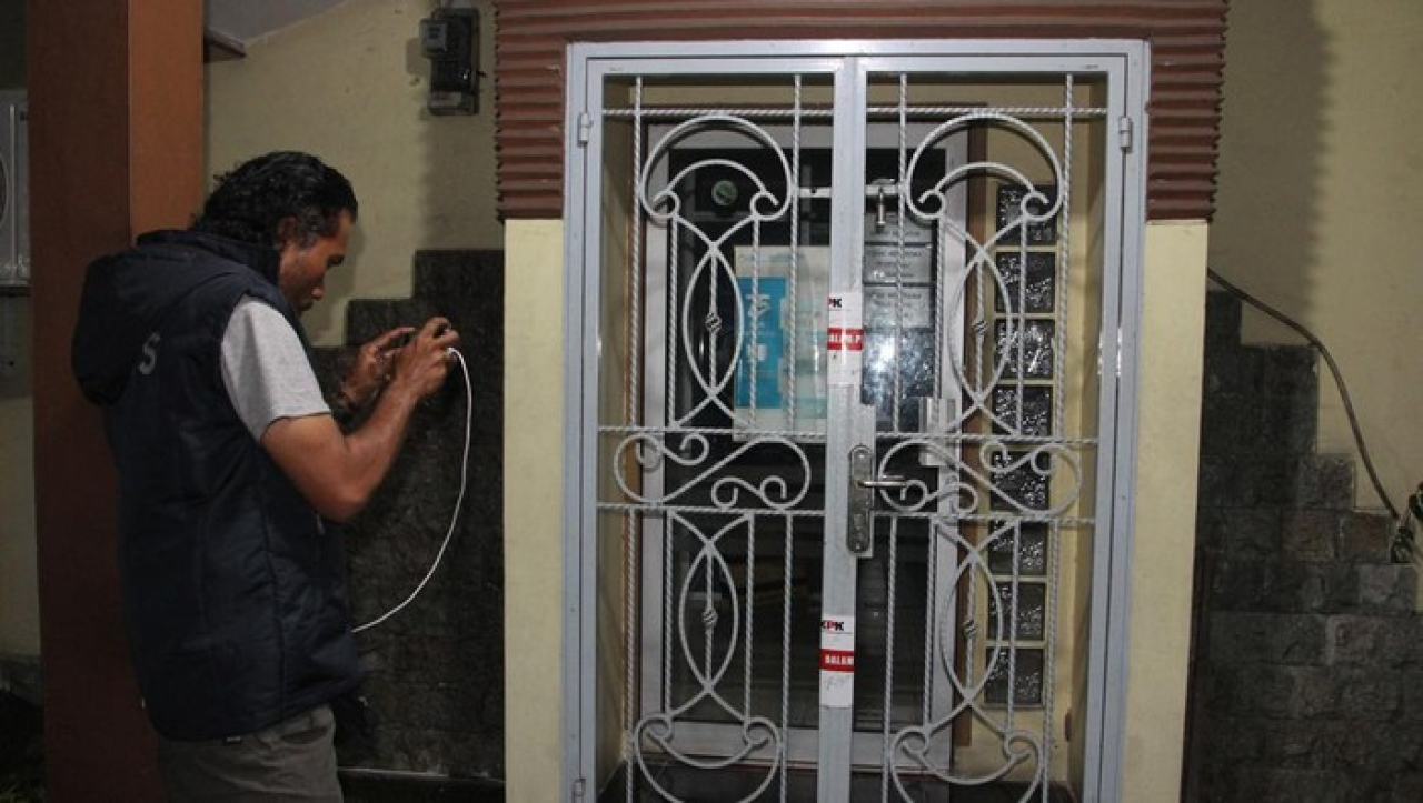 KPK melakukan penyegelan kantor PJN Wilayah I dan II Sumatera Utara usai Operasi Tangkap Tangkap (OTT) terhadap lima tersangka korupsi pembangunan jalan di Sumut.  