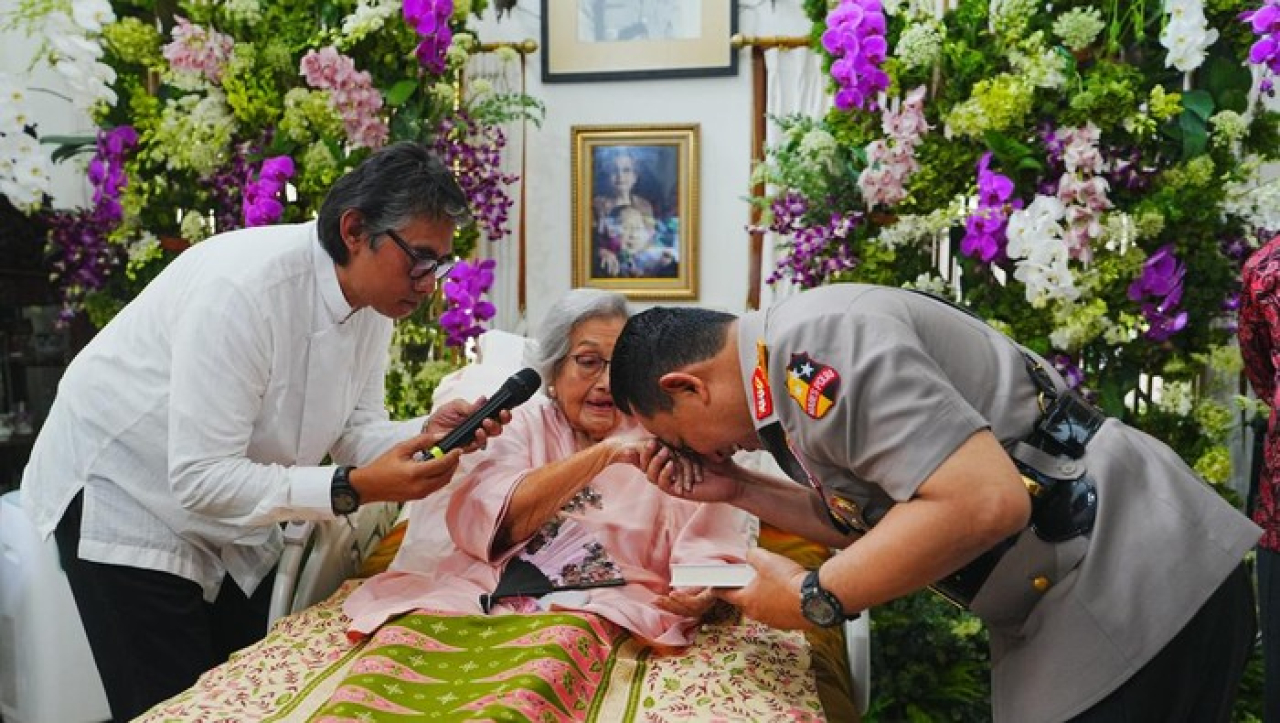 Kapolri Jenderal Listyo Sigit Prabowo, usai berziarah ke makam mantan Kapolri Jenderal Hoegeng, Kapolri juga bersilahturahmi ke kediaman istri Hoegeng. Listyo pun cium tangan istri Hoegeng, eyang Meriyati.