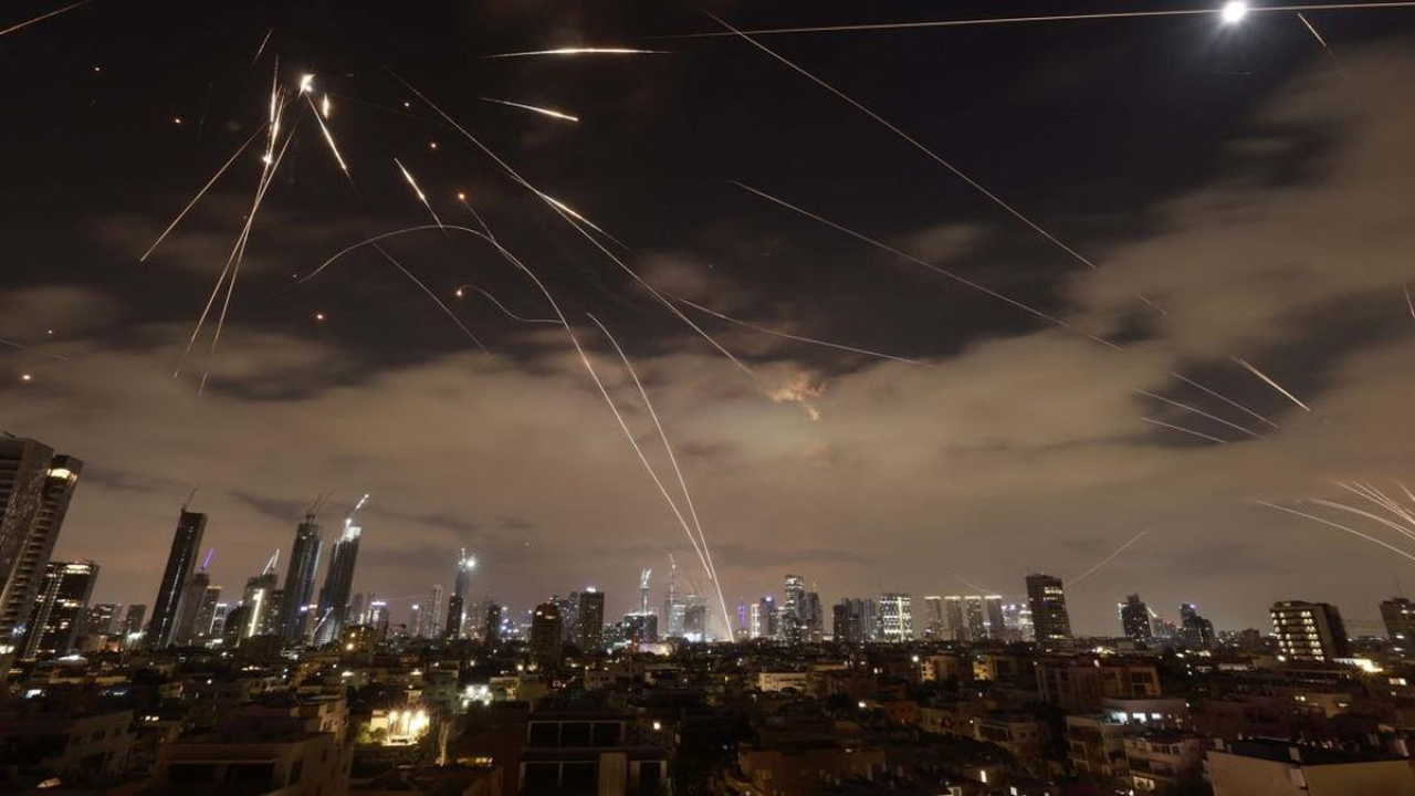 Aksi saling serang yang dilakukan Israel dan Iran terus terjadi hingga Selasa (17/6/2025). Bahkan, Iran intens menyerang pusat kota Tel Aviv dan Haifa di Israel, serta melumpuhkan pusat tenaga listrik di Israel.