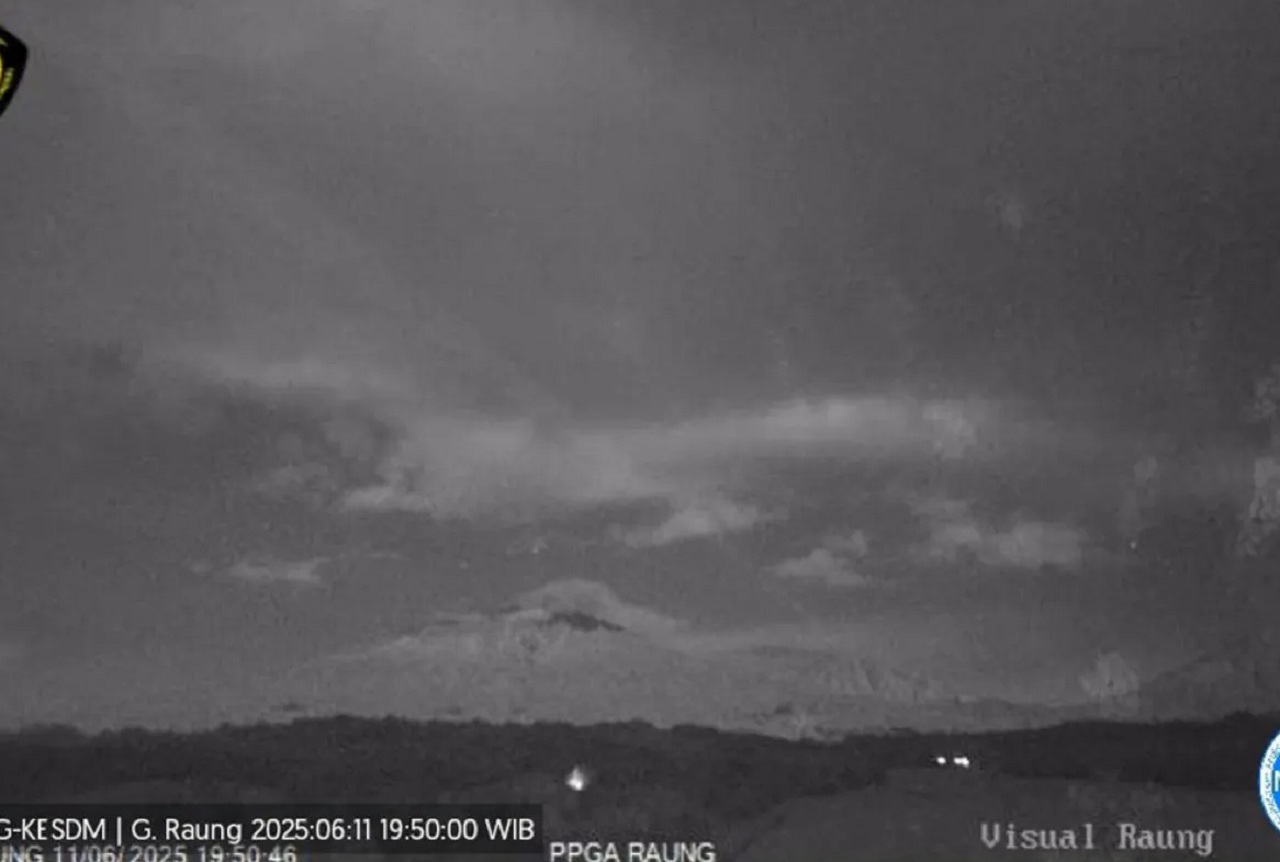 Gunung Raung kembali erupsi dengan letusan setinggi 600 meter di atas puncak pada Rabu (11/06/2025) malam. SP/ JBR