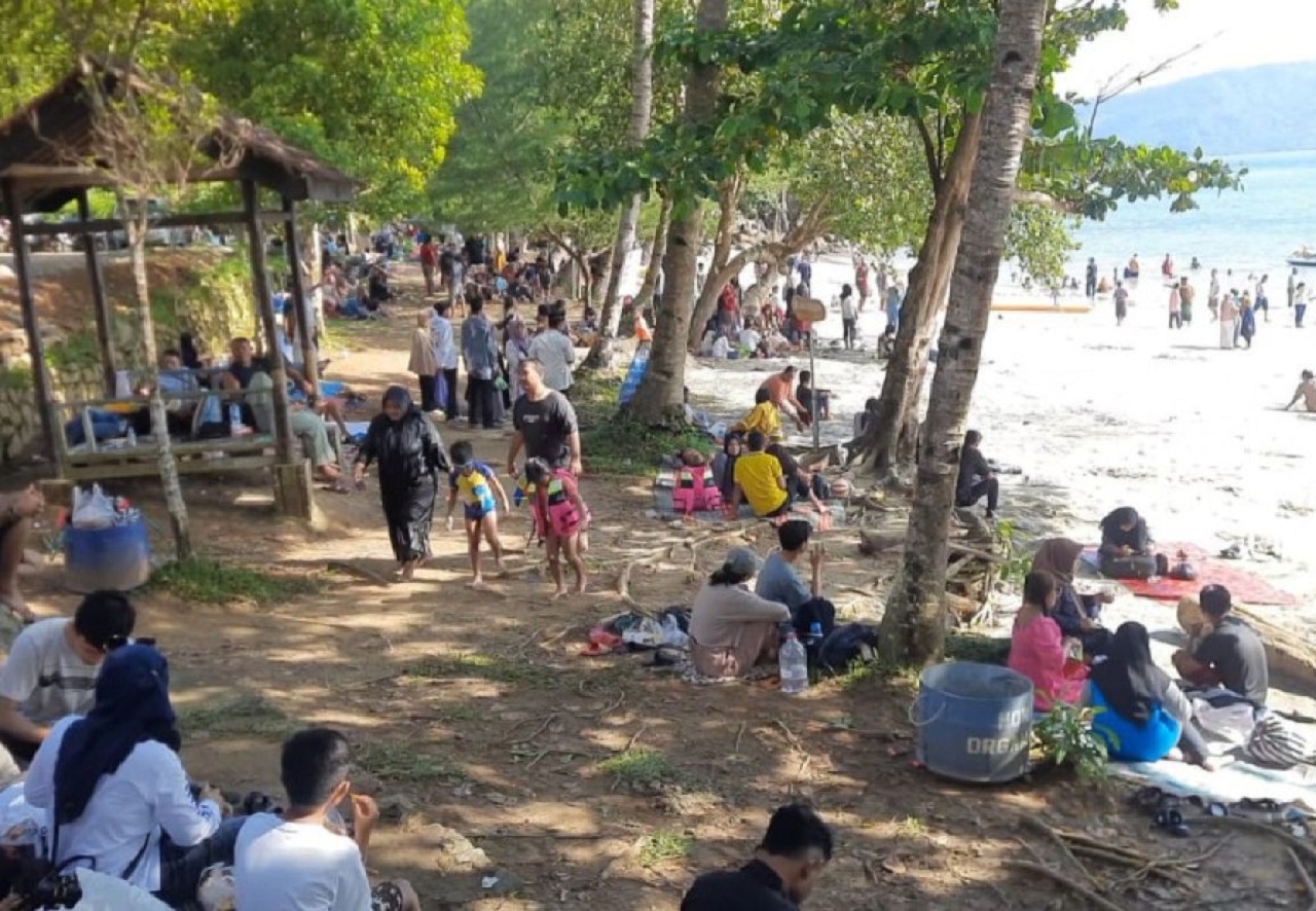 Suasana di Pantai Mutiara Trenggalek pada masa libur sekolah yang ramai dikunjungi wisatawan. SP/ TRG