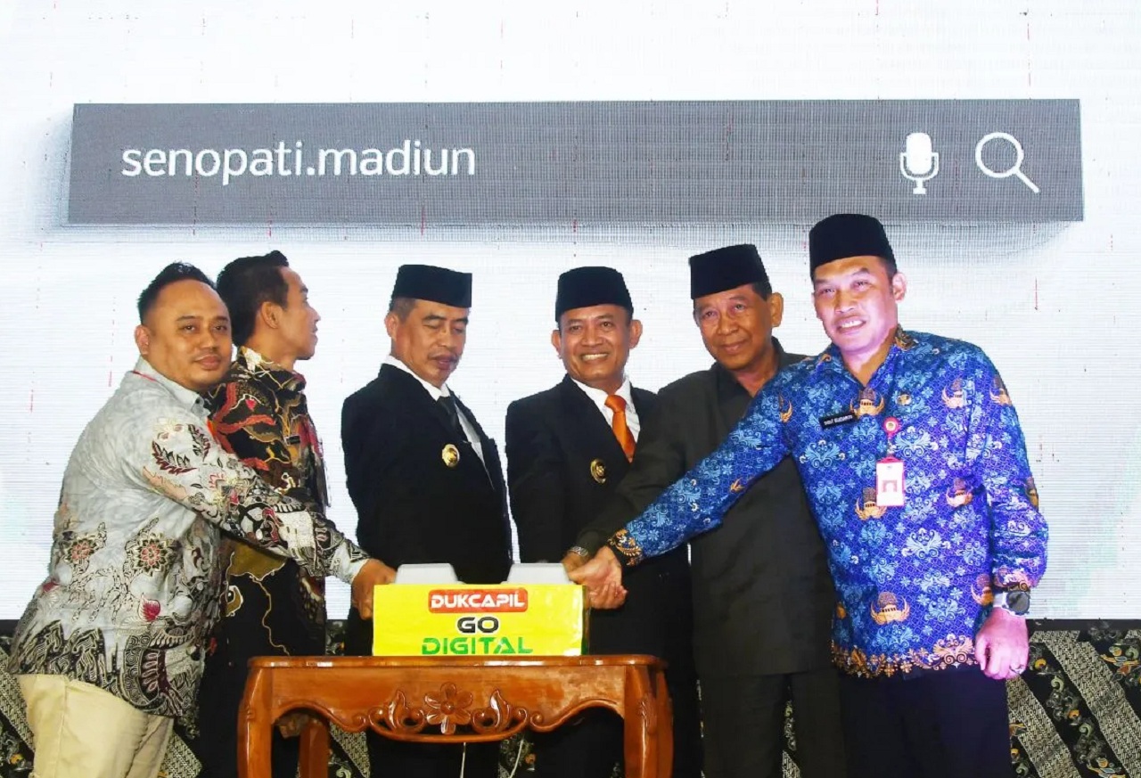 Bupati Madiun Hari Wuryanto (ketiga kiri), Wakil Bupati Madiun Purnomo Hadi (ketiga kanan) meluncurkan aplikasi Senopati di Pendopo Muda Graha, Kabupaten Madiun, Jawa Timur. SP/ MDN
