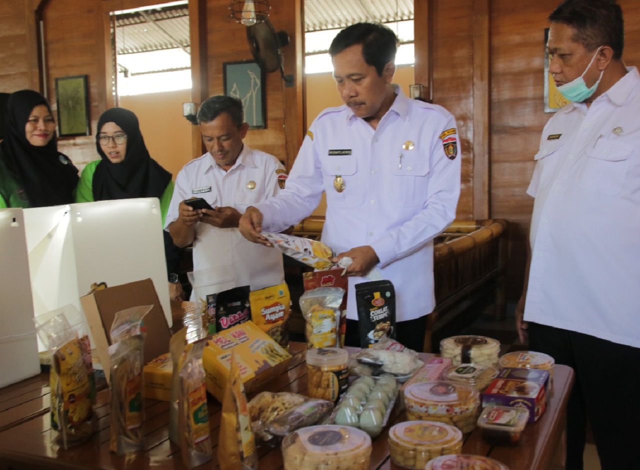 lustrasi. Sidak pemasaran dan peningkatan produk para pelaku UMKM di Ngawi, Jawa Timur. SP/ NGW