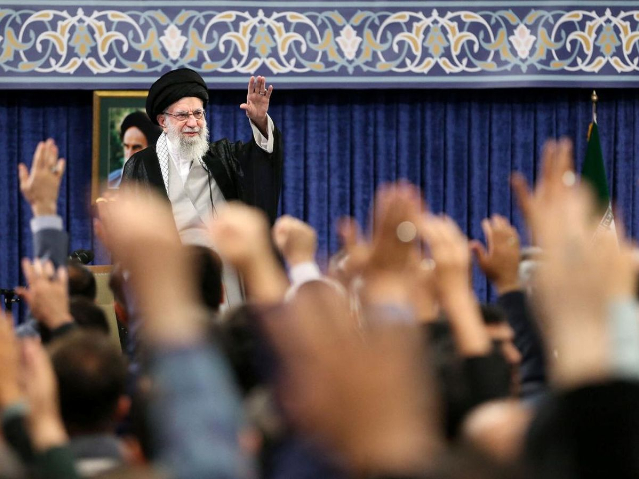 Ayatollah Ali Khamenei bersumpah Iran tidak berbelas kasihan pada penguasa Israel. Pernyataan ini disampaikan usai Iran didesak menyerah oleh AS.