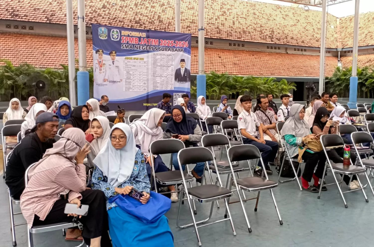 Para calon peserta didik baru (CPDB) tingkat SMA/SMK saat melakukan proses penerbitan Personal Identification Number (PIN) Sistem Penerimaan Murid Baru (SPMB).