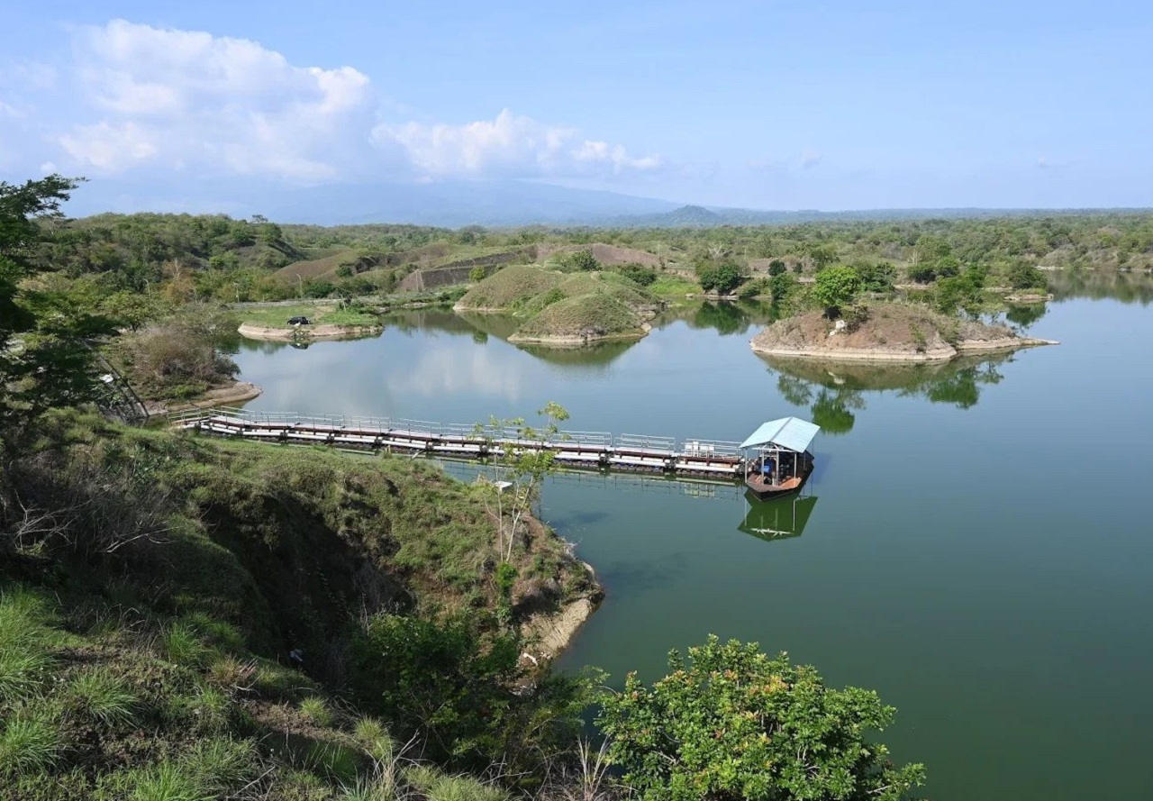 Kemeriahan dan keunikan Seven Lake Festival Probolinggo Paradise 2025 di atas danau. SP/ PRB