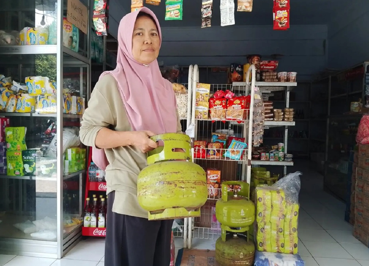 Seorang ibu rumah tangga pulang dengan tangan hampa, gas elpiji 3 kg kosong di pasaran. SP/ MGT