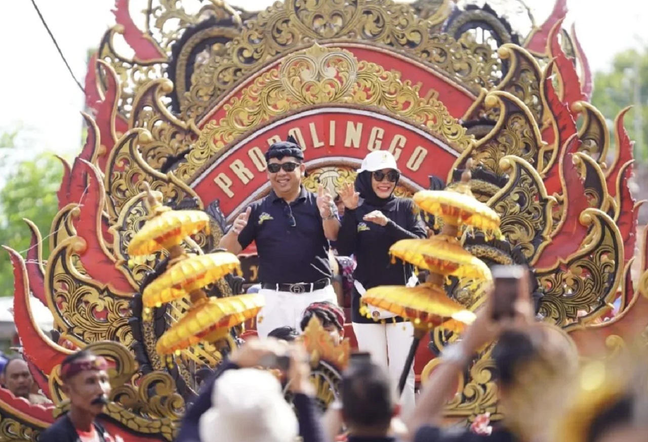 Wali Kota Probolinggo Aminuddin bersama istri menghadiri tradisi Belah Jimat Mangunharjo dengan arak-arakan. SP/ PRB