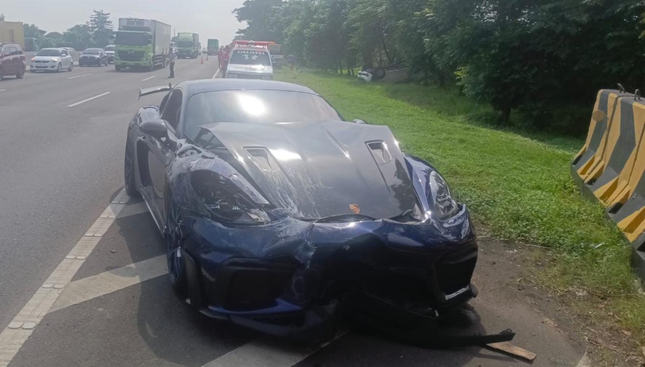 Mobil Porsche alami kecelakaan akibat kecepatan tinggi tak bisa menghindari mobil di depannya. SP/Achmad Adi 