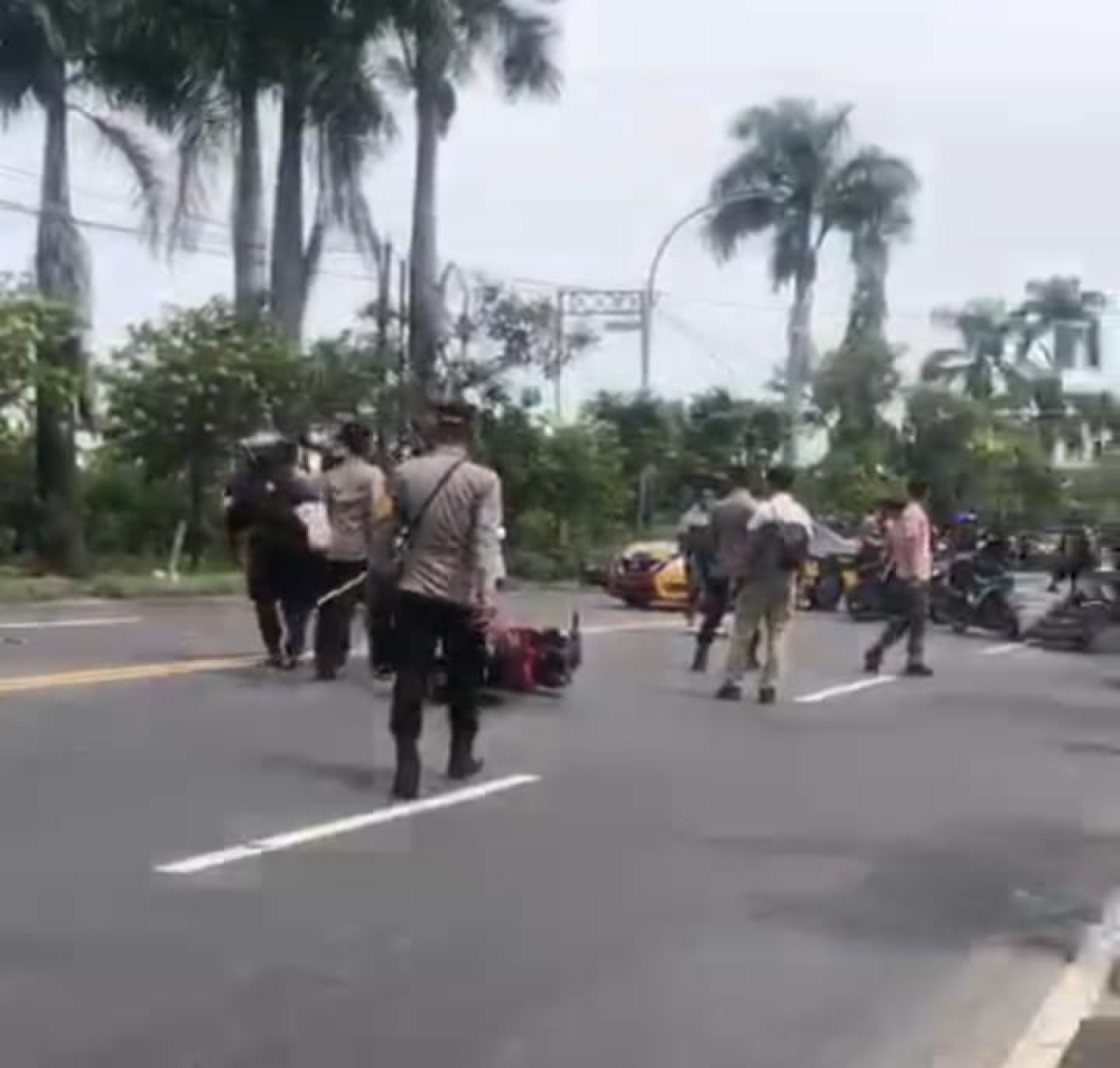Aparat kepolisian Polres Lamongan mengamankan para pemuda yang terlibat konvoi di jalan nasional. SP/IST