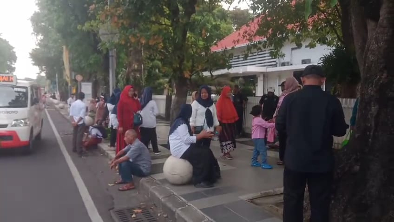 Usai gelar istigosah di pacarkeling masyarakat menuju rumah dinas walikota Eri Cahyadi, ratusan Kader Surabaya Hebat mundur massal sebagai bentuk protes atas penggusuran warga Pacarkeling. SP/Achmad Adi