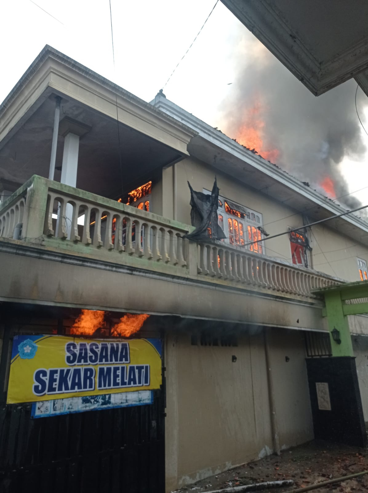 Api membakar sebuah bangunan bertingkat diduga karena korsleting arus listrik. SP/Lestariono