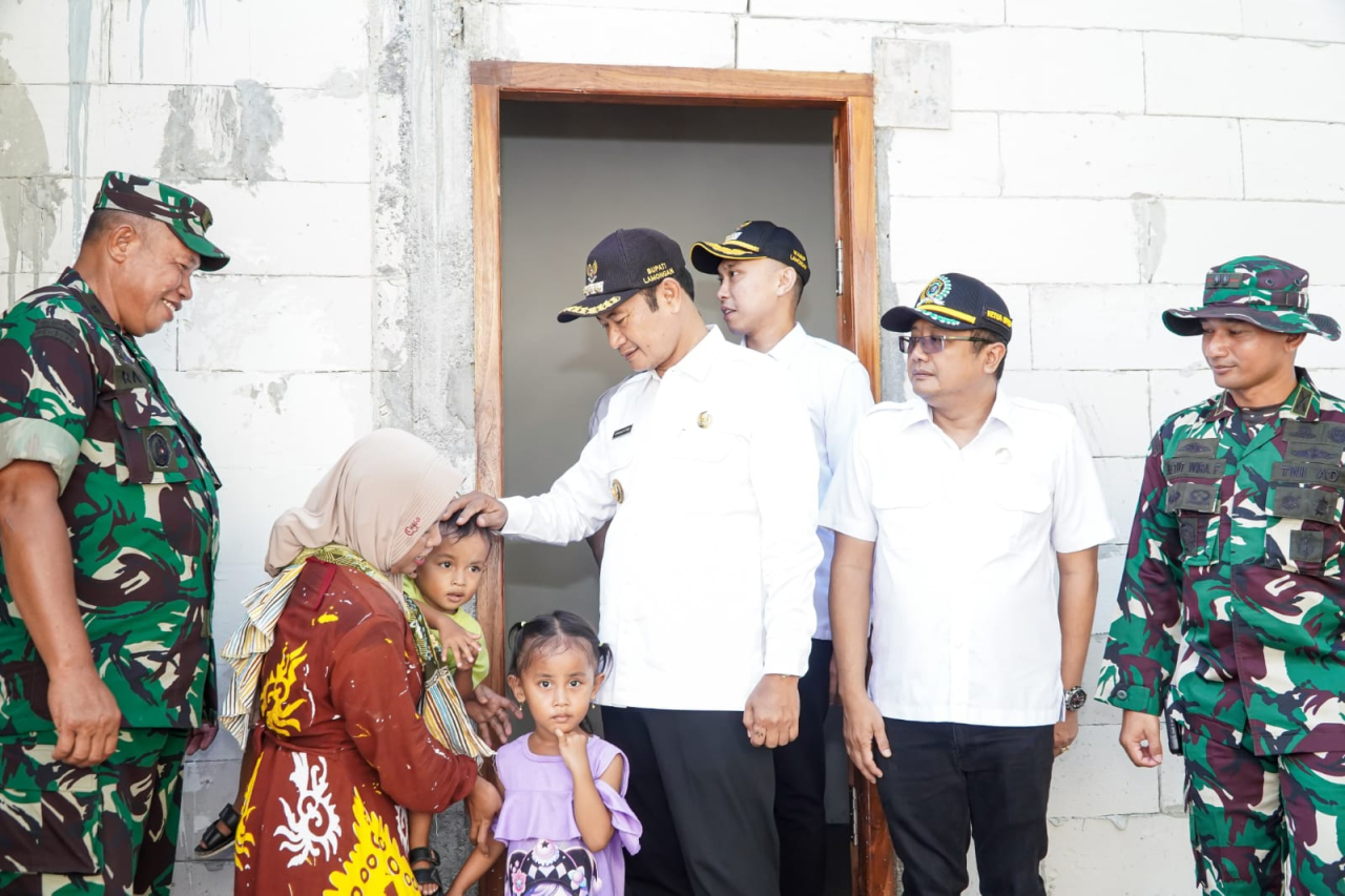 Irdam V Brawijaya, didampingi bupati, ketua DPRD dan Dandim 0812 Lamongan menyapa warga yang rumahnya di rehabilitasi. SP/IST