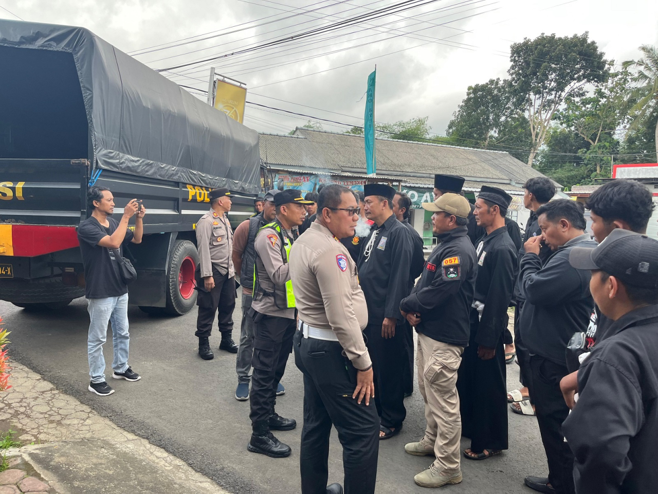Situasi pengamanan giat jelang Tradisi Suroan oleh Polres Blitar. SP/Lestariono
