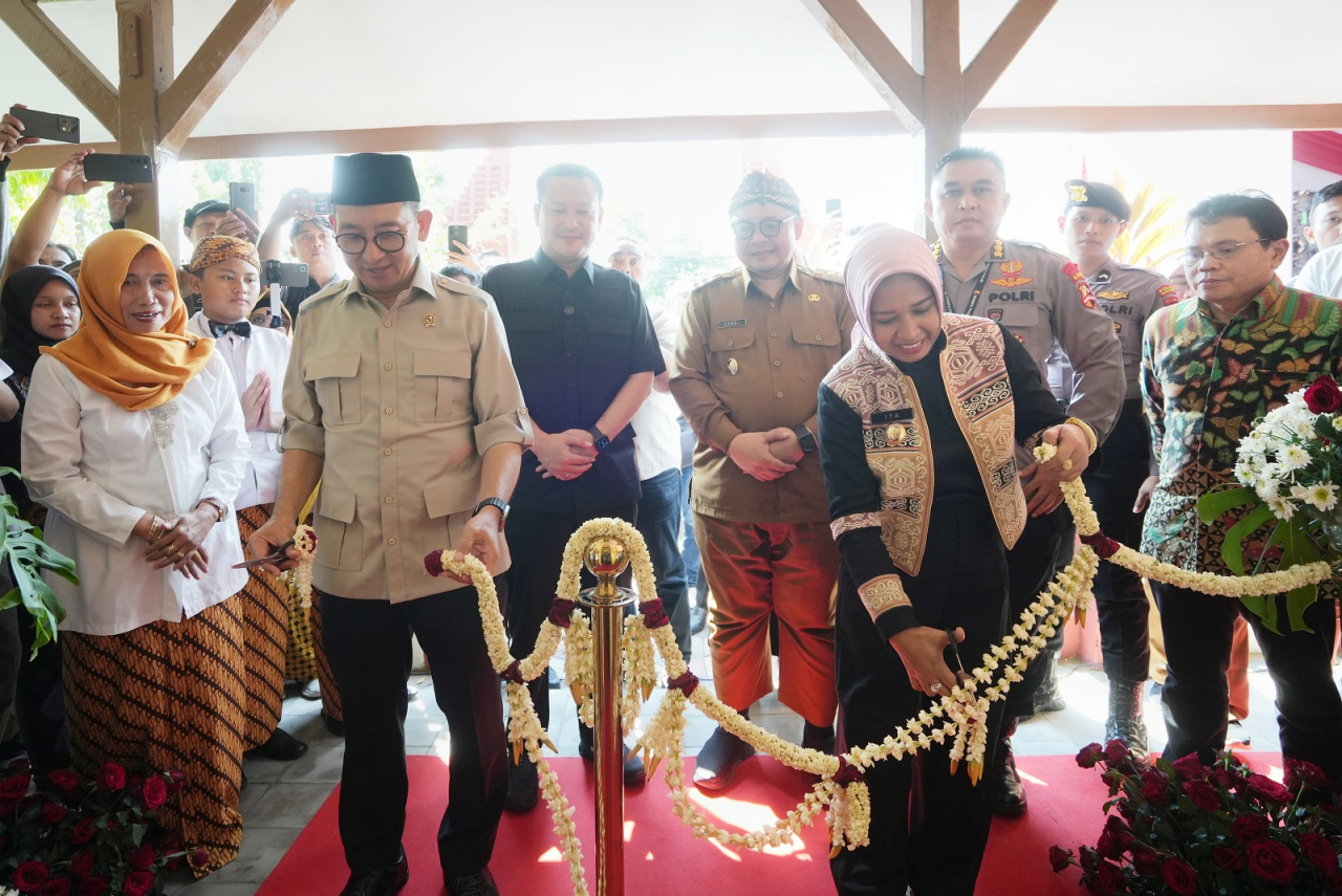 Menteri Kebudayaan Republik Indonesia, Fadli Zon didampingi Wali Kota Mojokerto, Ika Puspitasari saat meresmikan Galeri Soekarno Kecil. 