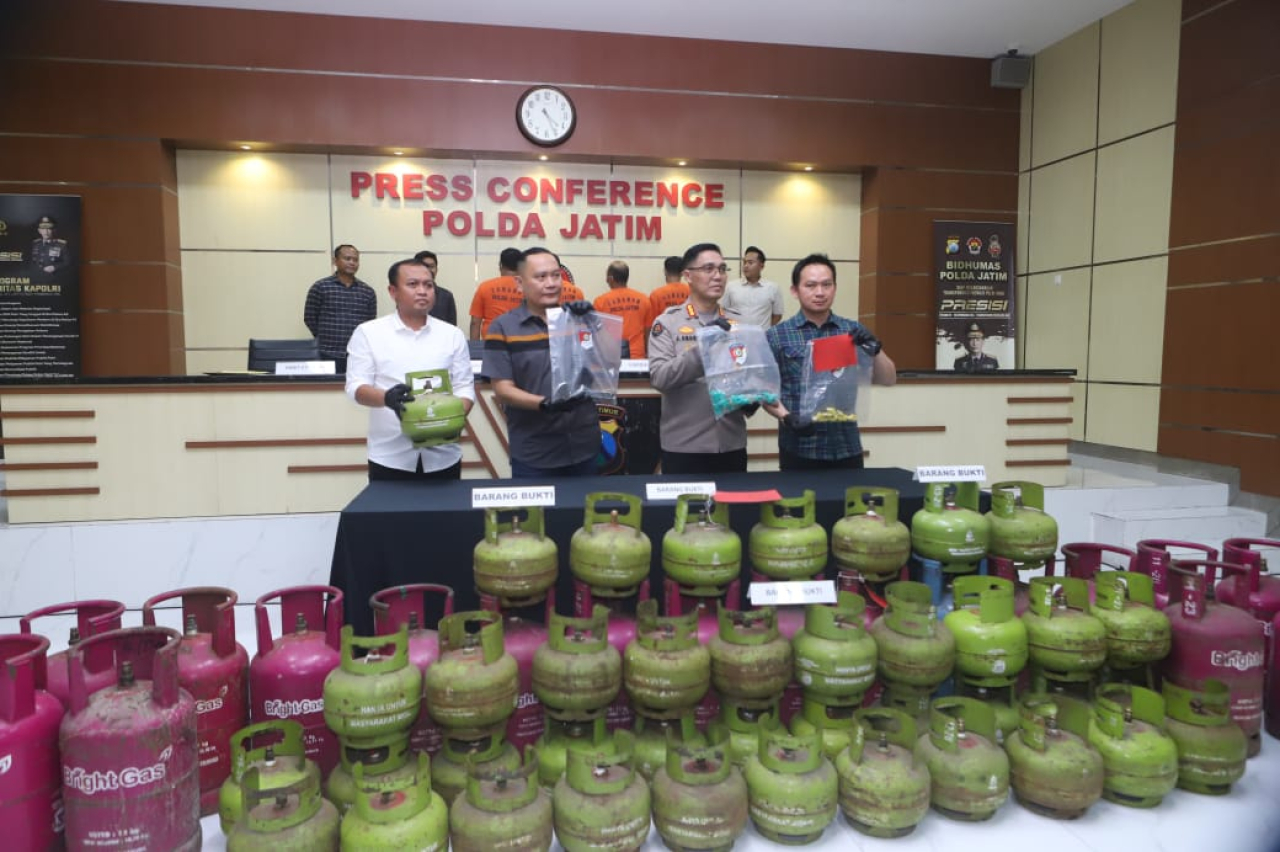 Polda Jatim berhasil meringkus Pelaku Pengoplos LPG Subsidi di Malang. SP/Achmad Adi