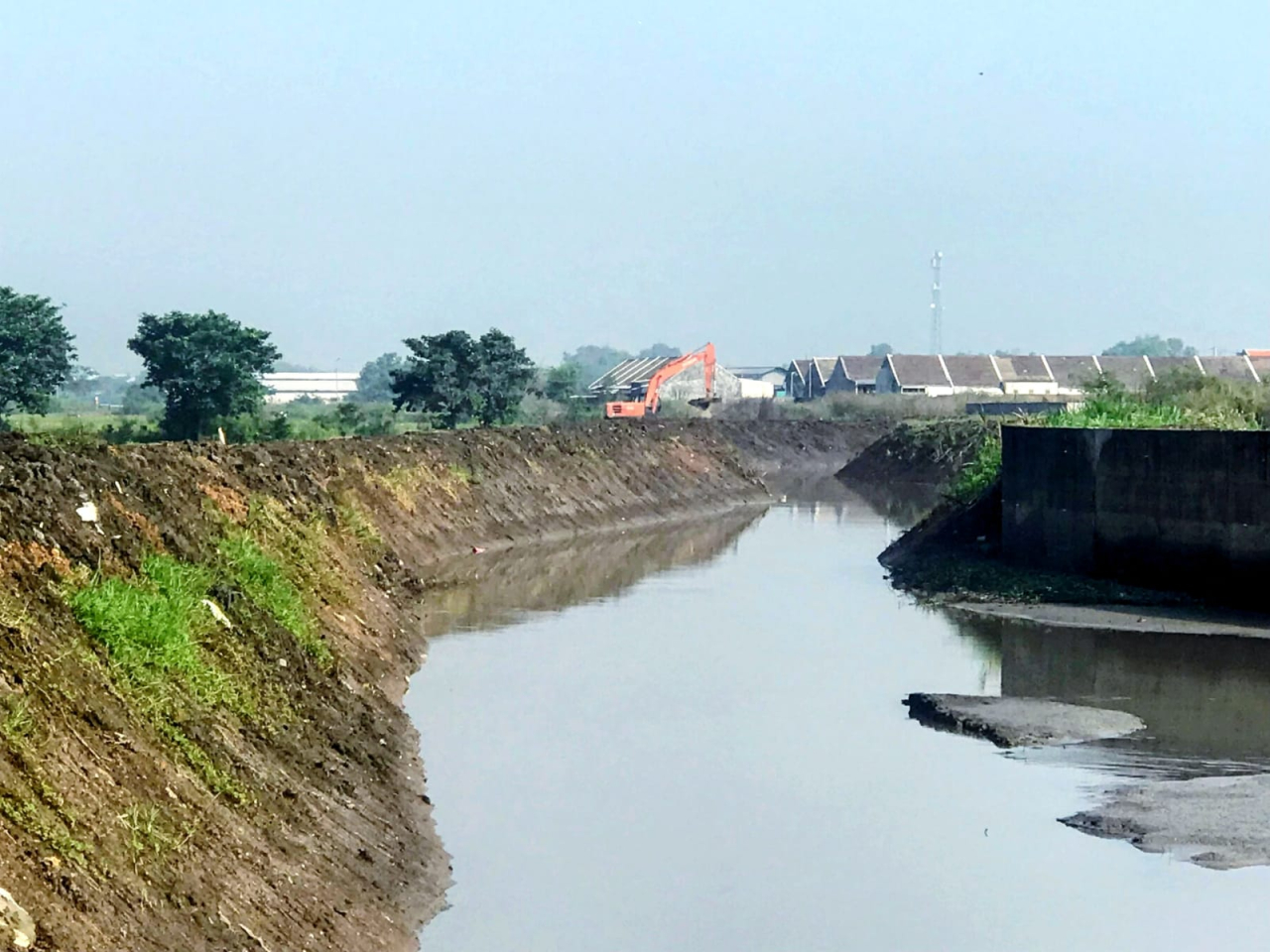 DIKERUK: Pengerjaan normalisasi pengerukan sedimen afvour Jombok, di daerah rawan bencana banjir tahunan Desa Tempuran, Kecamatan Sooko, Kabupaten Mojokerto. SP/Dwy AS