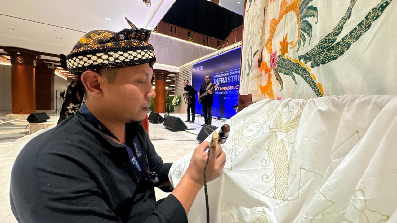 M Burhanudin, perajin batik asal Kota Mojokerto saat mengikuti pameran di ICI 2025 Jakarta. SP/Dwy AS