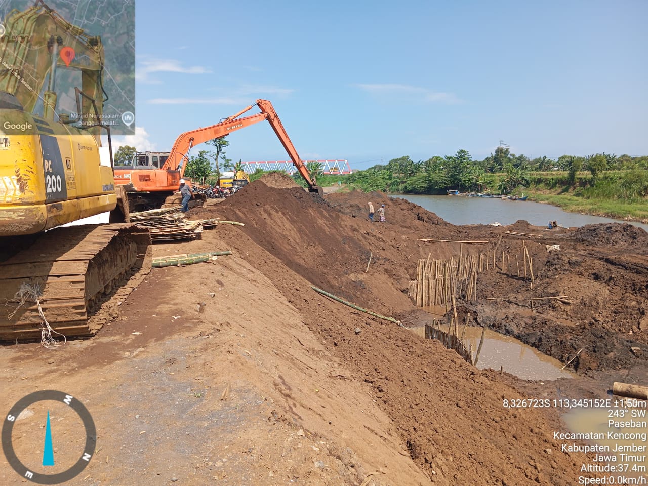 Alat berat mulai bekerja di lokasi pembangunan spillway Sungai Tanggul, Desa Paseban, Kencong. SP/Achmad Adi