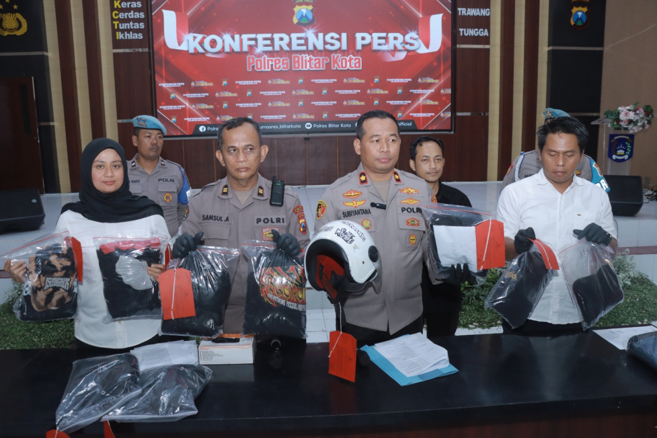 Polisi menunjukkan barang bukti saat rilis. SP/Lestariono