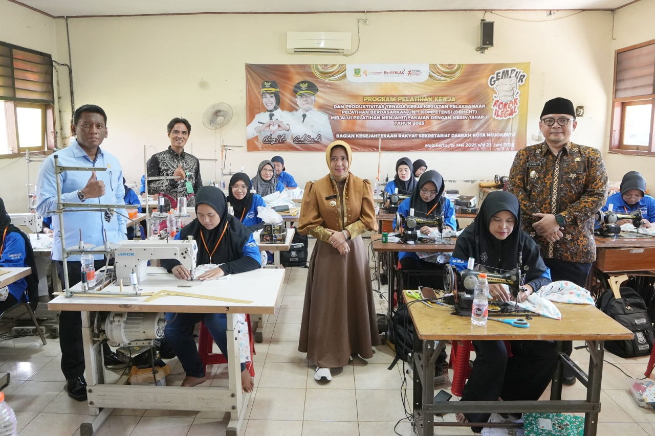 Wali kota Mojokerto Ning ita saat meninjau pelatihan berbasis kompetensi. SP/Dwy AS
