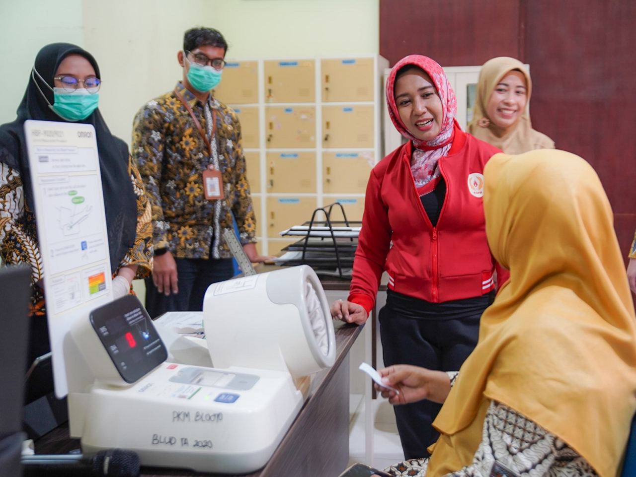 Wali Kota Mojokerto, Ika Puspitasari saat meninjau langsung pelaksanaan Cek Kesehatan Gratis (CKG) di beberapa Puskesmas di wilayah Kota Mojokerto. SP/Dwy AS