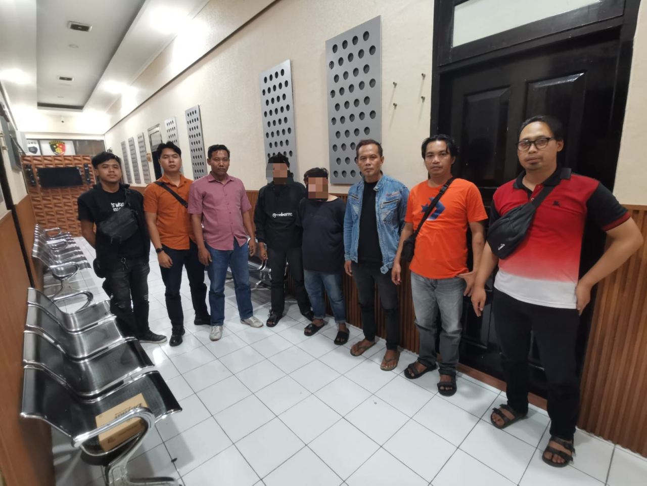 Kedua terduga pelaku curanmor saat diamankan petugas. SP/Lestariono