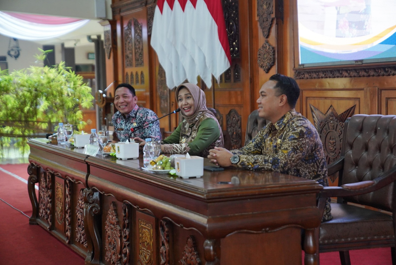 Wali Kota Mojokerto, Ika Puspitasari saat membuka sosialisasi bagi para calon penerima manfaat tahap pertama yang dilaksanakan di Pendapa Sabha Kridatama Rumah Rakyat, Jumat (13/6).