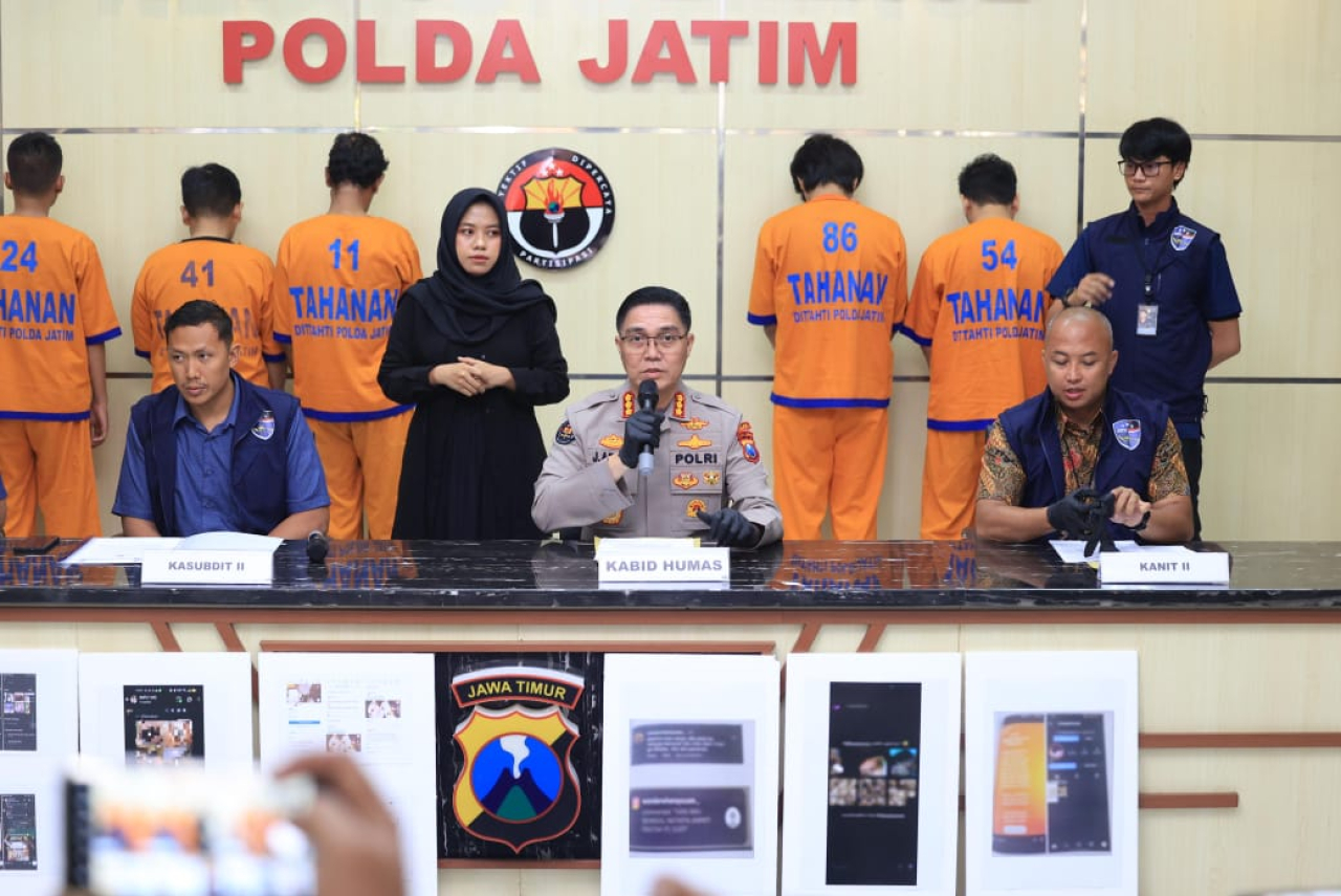 Kabid Humas Polda Jatim, Kombes Pol Jules Abraham Abast saat ungkap kasus di gedung humas Polda Jatim. SP/Achmad Adi