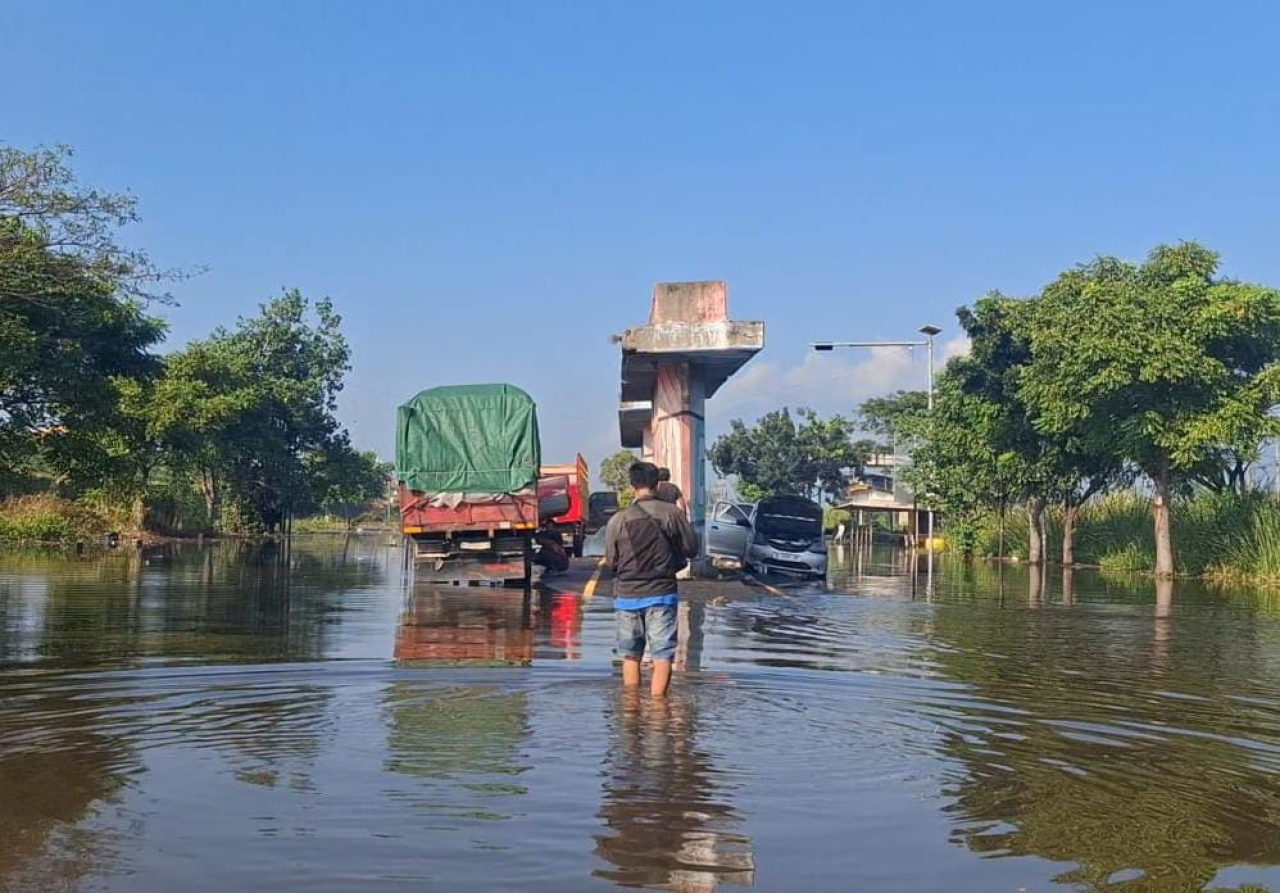 Tiga kendaraan roda empat terjebak banjir mogok dilokasi dari Senin malam. SP/Achmad Adi