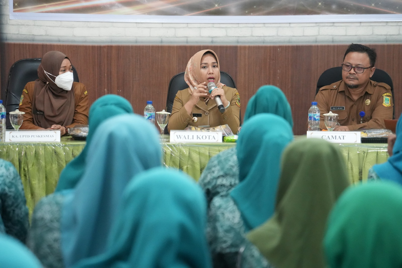 Pengarahan saat pembinaan kepada Pokja Kampung KB se-Kota Mojokerto di Pendapa Sabha Kridatama Rumah Rakyat pada Selasa (17/6). SP/Dwy AS