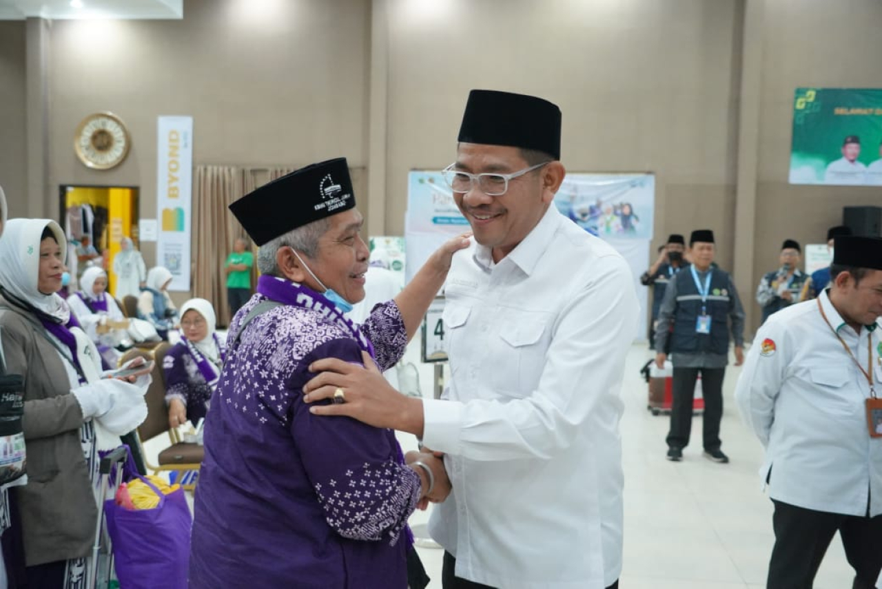Plh. Dirjen PHU Kemenag, Abu Rokhmad, menyambut kedatangan jemaah haji Kloter SUB-19 asal Jombang di Gedung Musdalifah, Asrama Haji Surabaya. SP/Achmad Adi