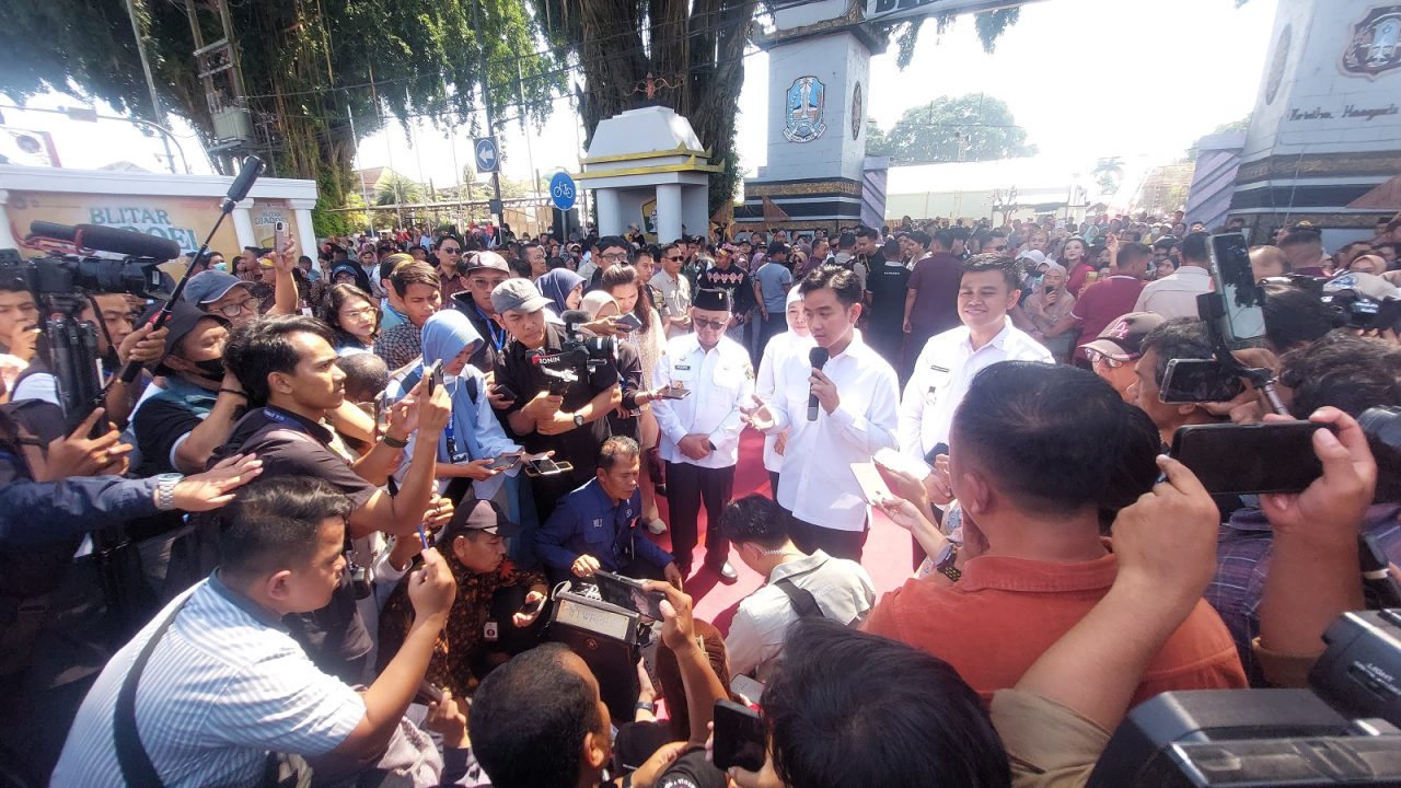 Wakil Presiden Gibran Rakabuming Raka menjawab pertanyaan wartawan di sela kunjungannya di Alun alun Kota Blitar