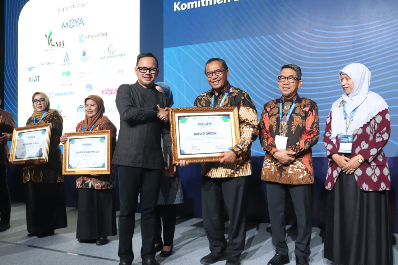 Sekda Gresik Achmad Washil Miftahul Rachman saat menerima penghargaan pada acara puncak Indonesia Water & Wastewater Expo and Forum (IWWEF) 2025 dari Wamendagri Aria Bima. SP/M Aidid