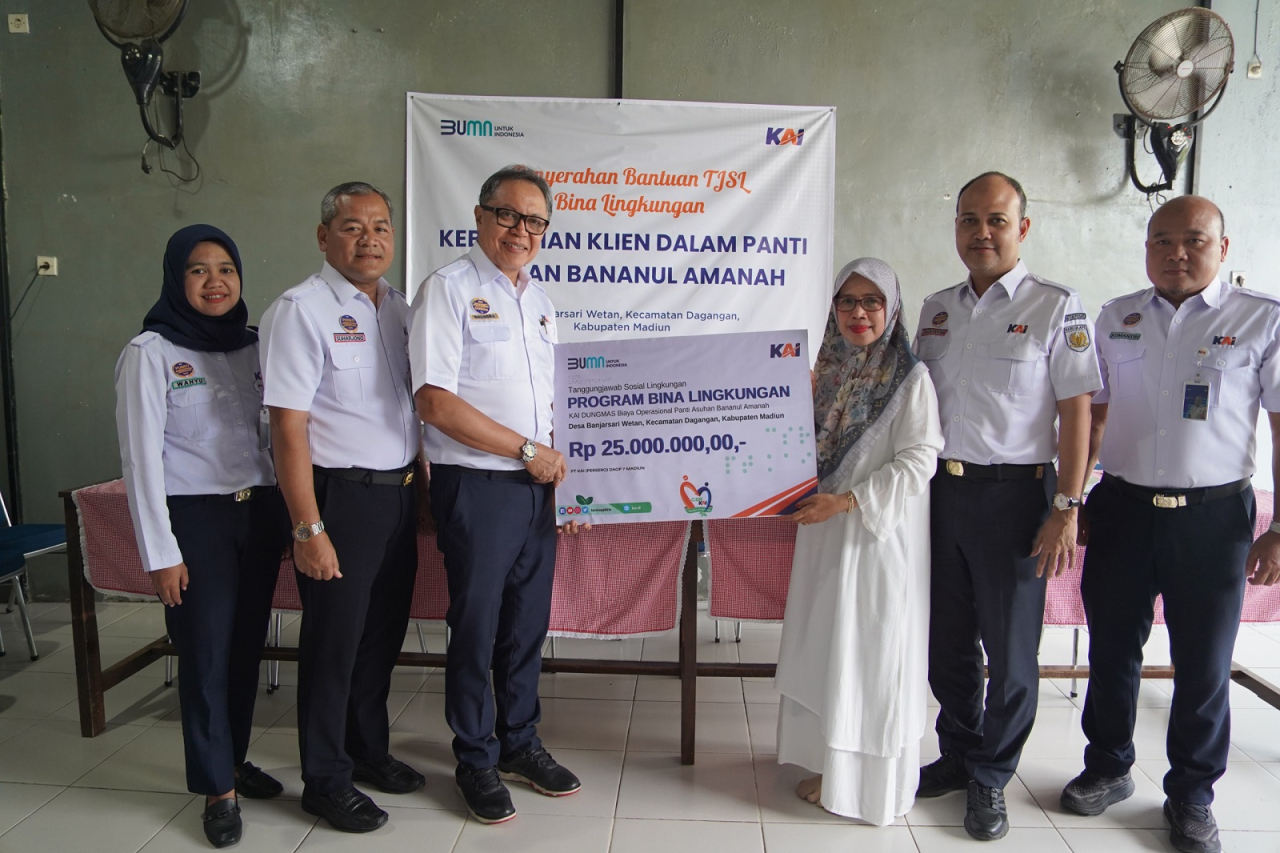 Secara simbolis KAI Daop 7 Madiun serahkan bantuan TJSL. SP/Lestariono
