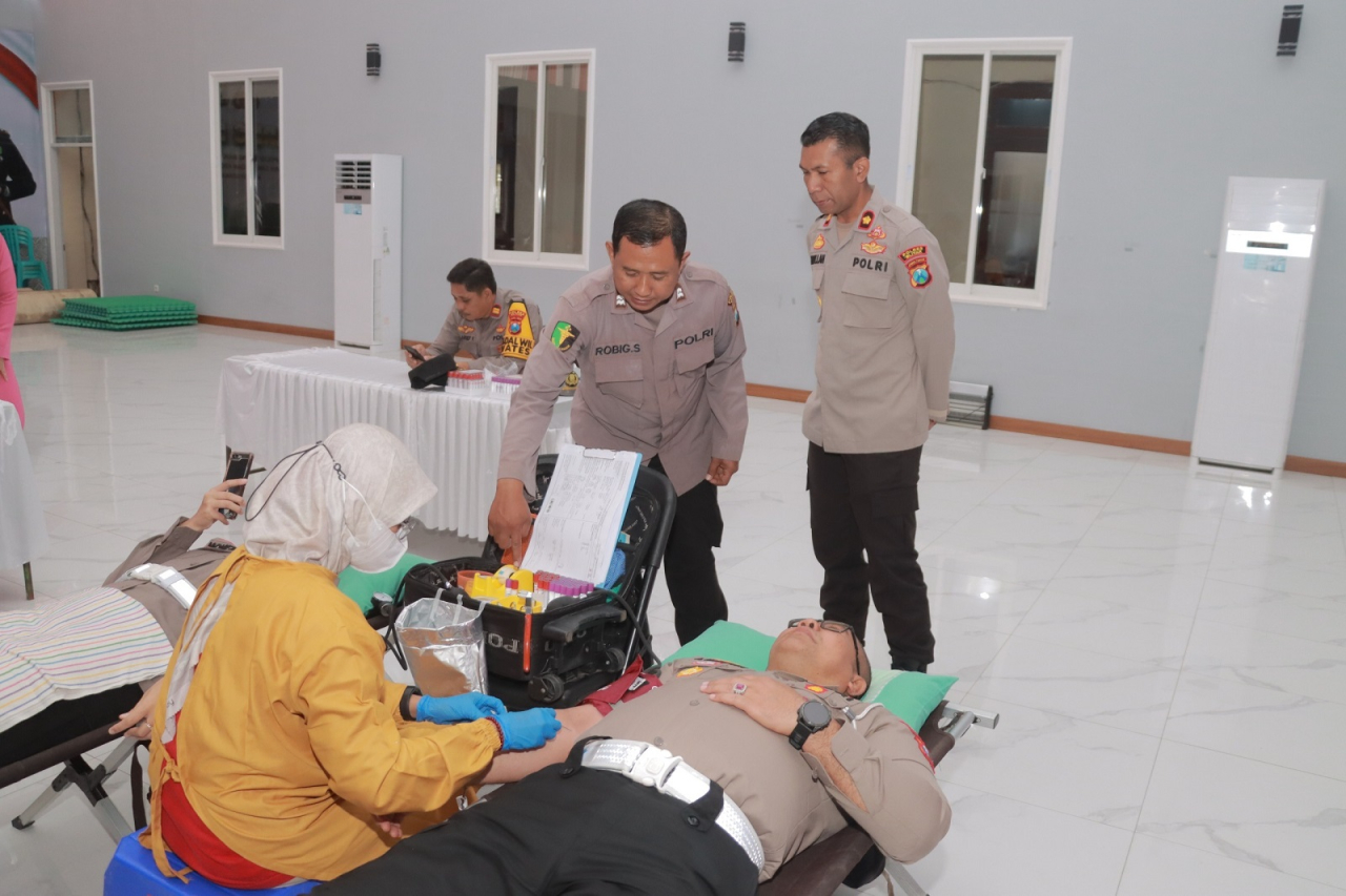 Polres Blitar menyelenggarakan kegiatan bakti kesehatan berupa donor darah dalam rangka memperingati hari Bhayangkara yang ke 79. SP/Lestariono
