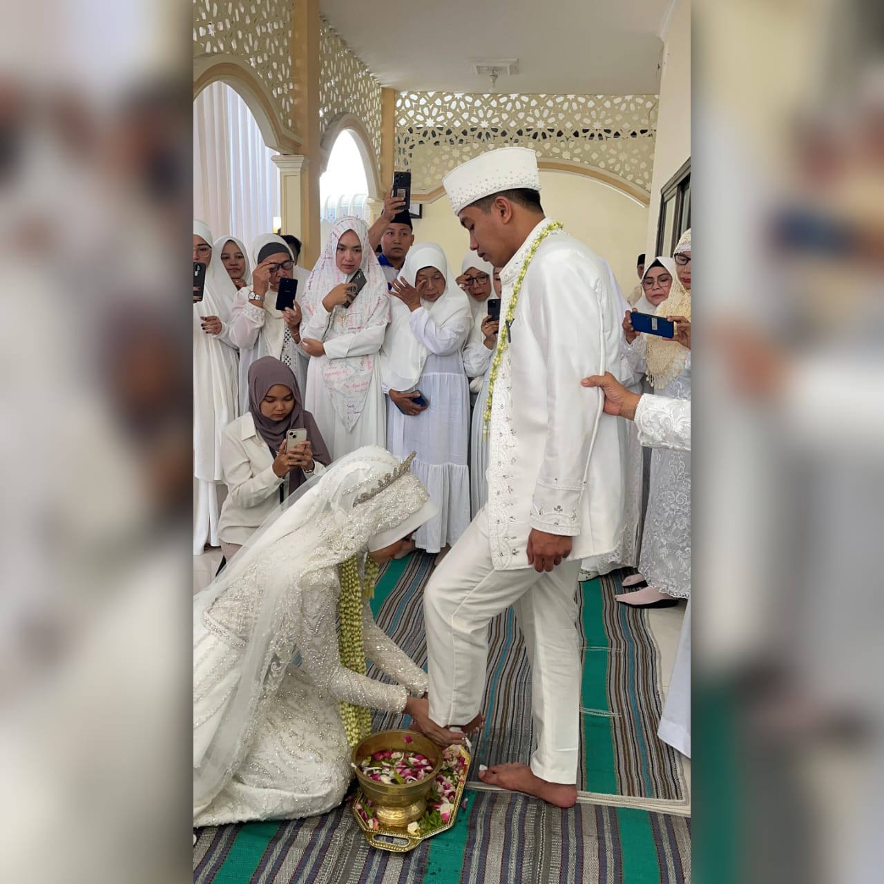 Anak ke dua Anas Fauzie saat membasuh kaki sang suami yang bermakna istri yang berbakti. SP/Achmad Adi