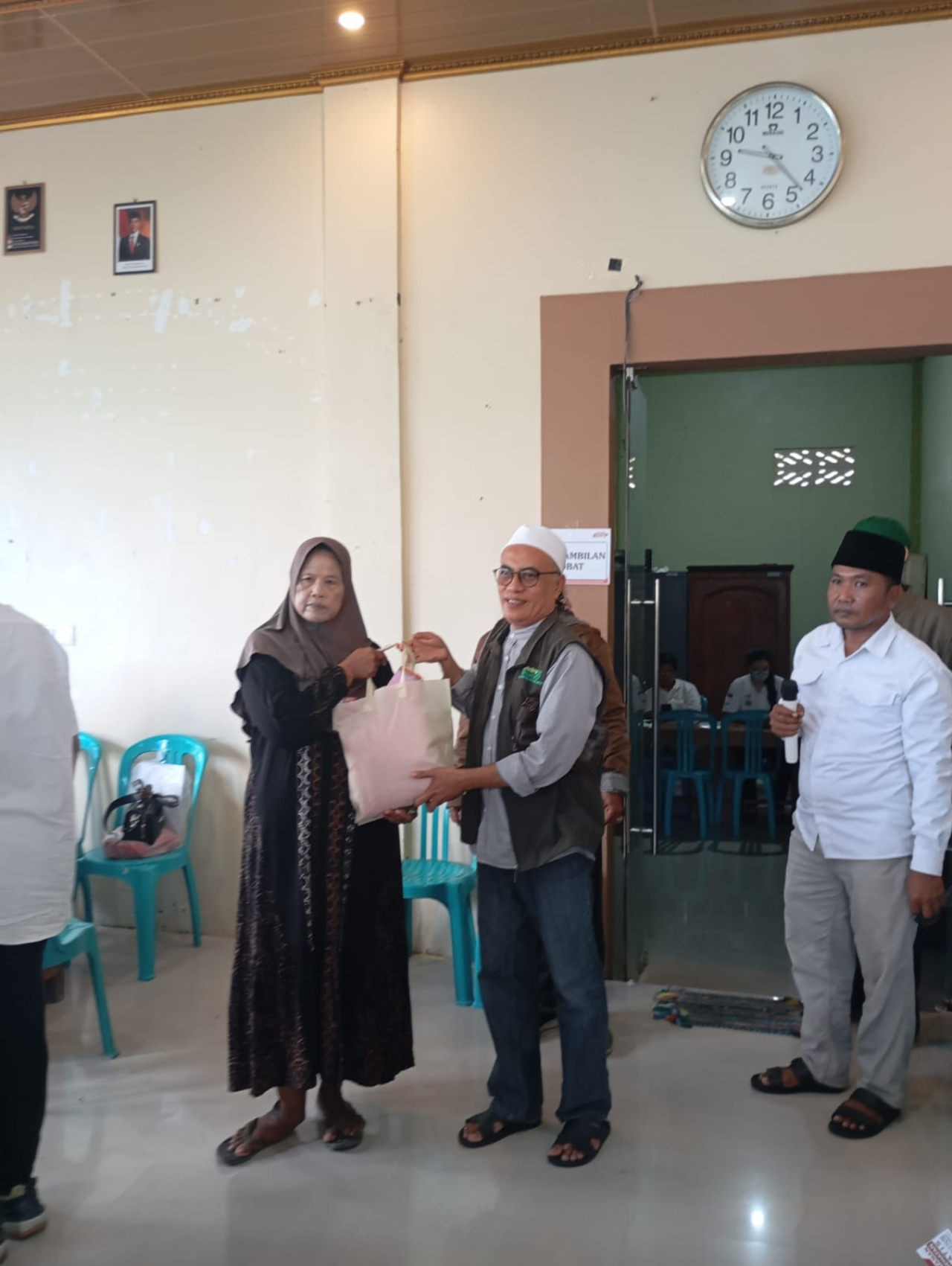 Ketua PCNU Lamongan Syahrul Munir saat menyerahkan secara simbolis sembako ke warga terdampak banjir. SP/MUHAJIRIN