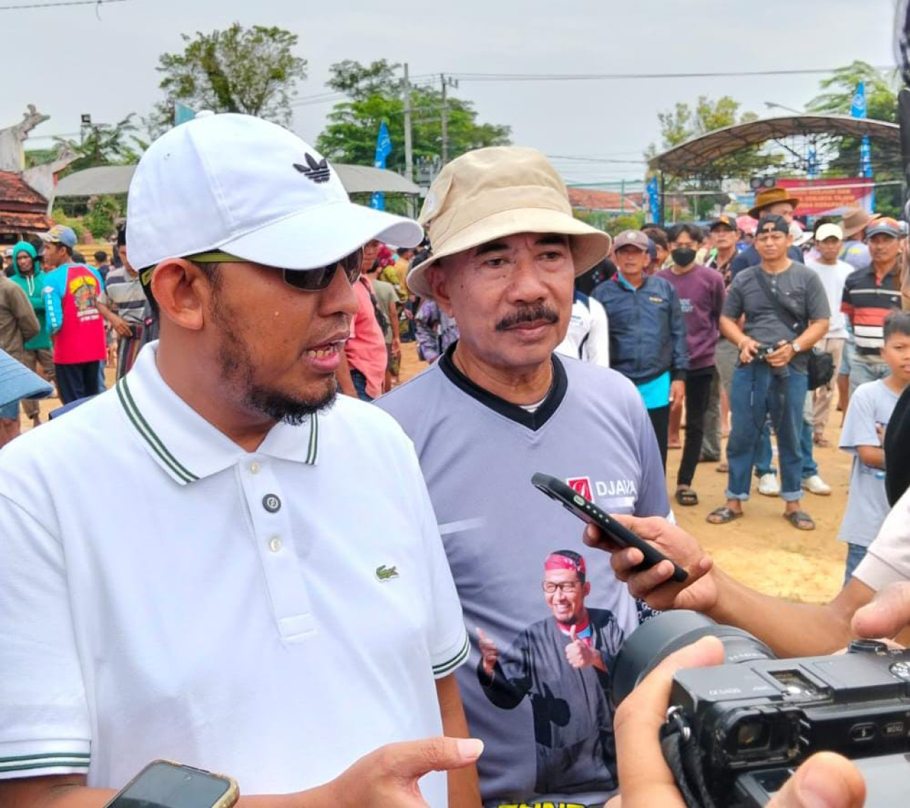 Bupati Kab. Sumenep, DR. H. Achmad Fauzi Wongsojudo, SH,MH saat membuka kegiatan Lomba Kerapan Sapi dalam acara kegiatan Bupati Cup 2025 di Lapangan giling pangarangan, Kab. Sumenep.
