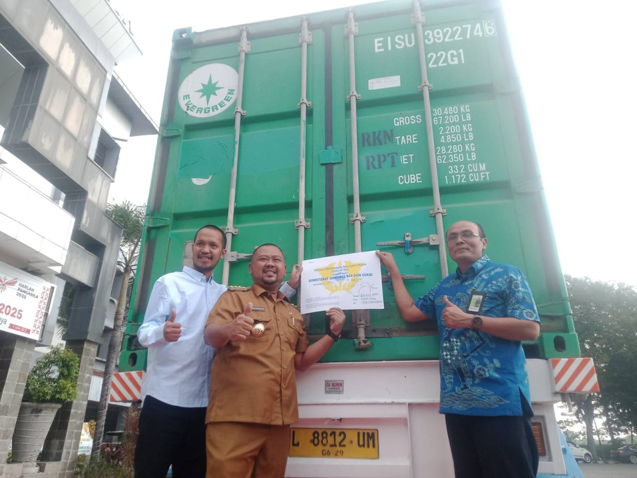 Bupati Gresik Fandi Akhmad Yani bersama Kepala Bea Cukai Gresik Wahjudi Andrijanto dan pengusaha muda Subkhi Basyar saat pelepasan perdana pakan ternak ke Malaysia, Selasa (24/6). SP/M Aidid