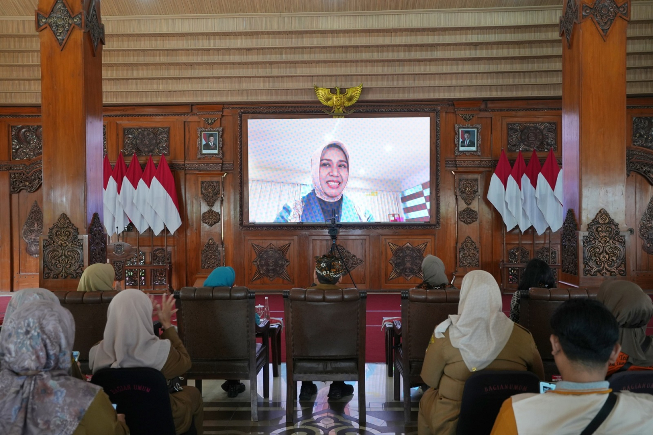 Wali kota Mojokerto Ning Ita saat menerima secara daring kunjungan tim verifikator dari Kementerian Kesehatan Republik Indonesia. SP/Dwy AS