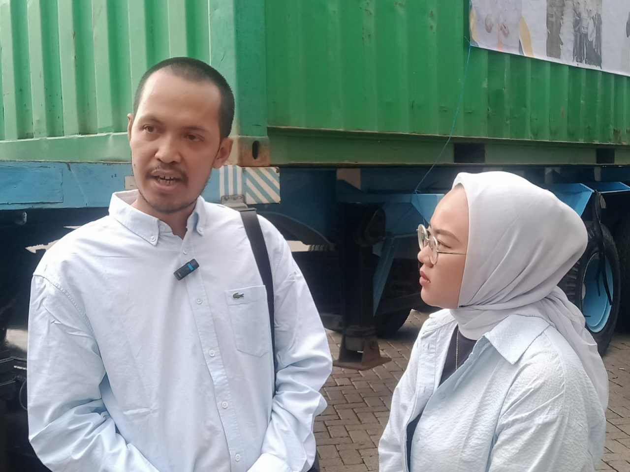 Shubkhi Basyar bersama sang istri, Amanda usai pelepasan ekspor perdana pakan ternak ke Malaysia. SP/M Aidid