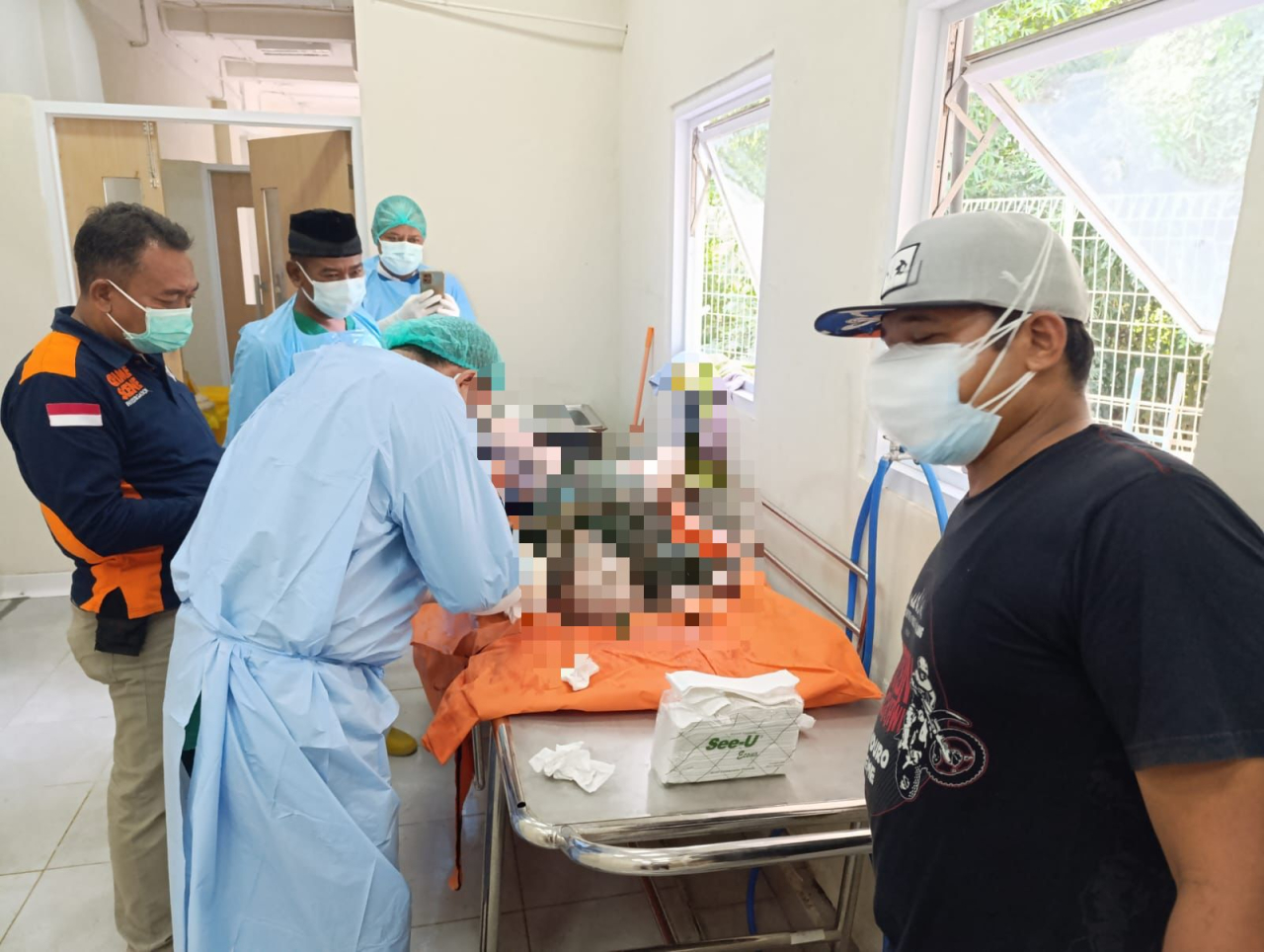 Petugas saat mengidentifikasi jenazah korban. SP/Lestariono