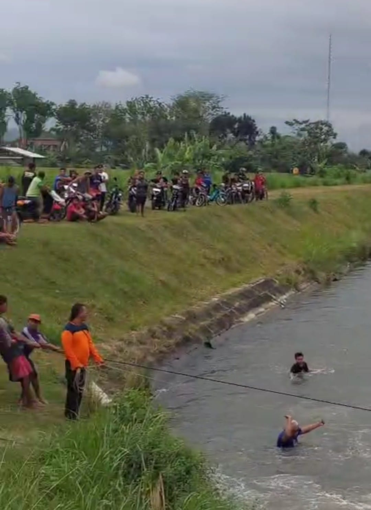 Petugas saat mencari keberadaan korban yang diduga terseret arus sungai. SP/Lestariono
