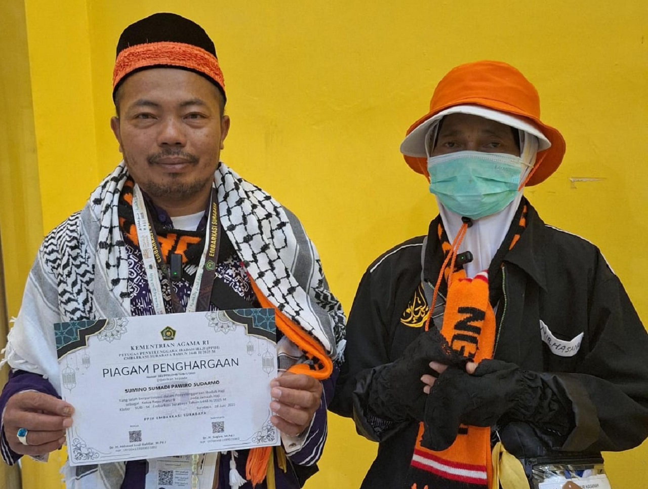 Pasutri asal Ngawi Sumino dan sang istri Nur Hasanah sesampai di asrama haji Sukolilo Surabaya usai menjalankan ibadah haji. SP/ Achmad Adi