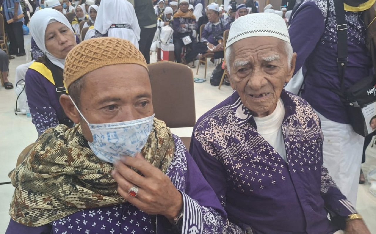 Fatahula La Aba (kanan berpeci putih ) jamaah haji tertua 104 asal kabupaten sikka NTT. SP/ Achmad Adi